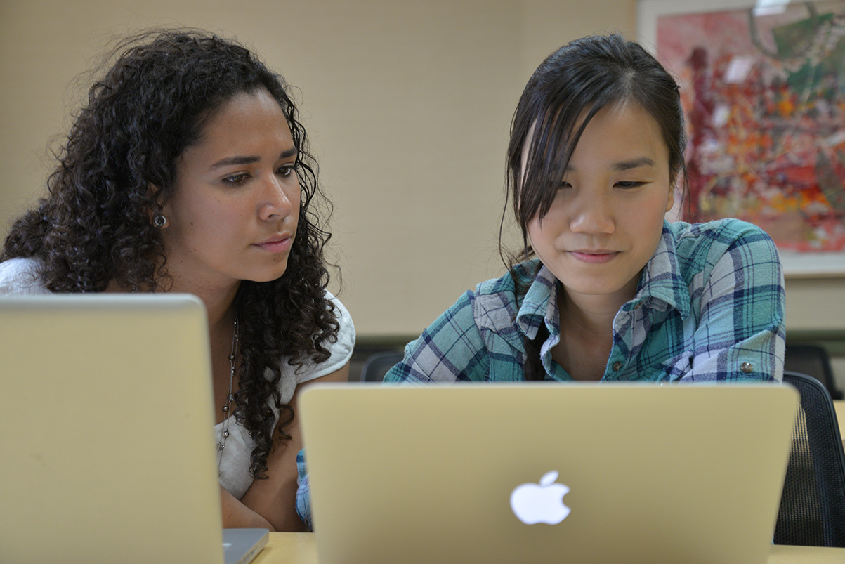 Graduate students in a CIRTL learning community collaborate on a teaching project.